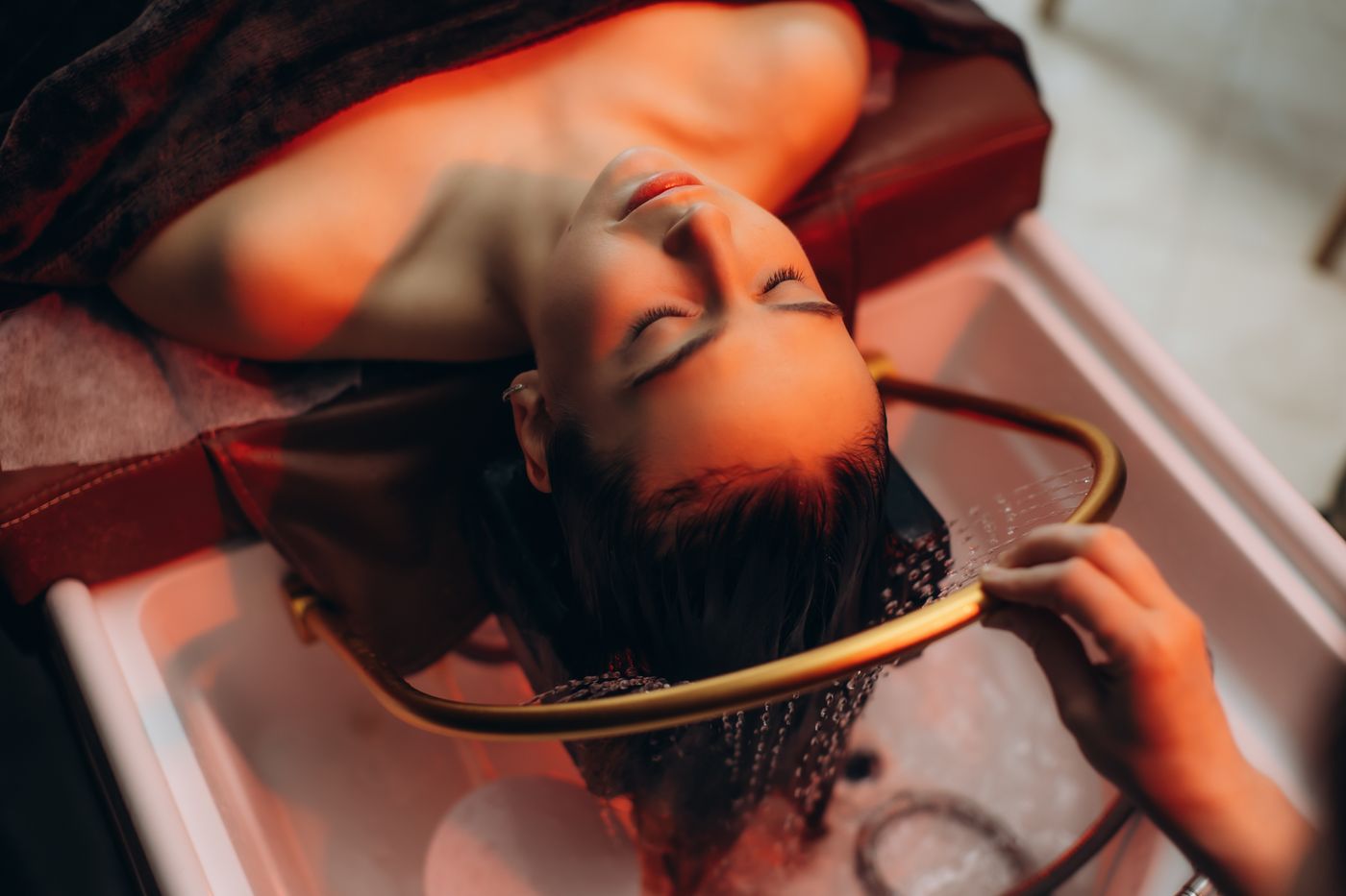Head spa rinse under warm light